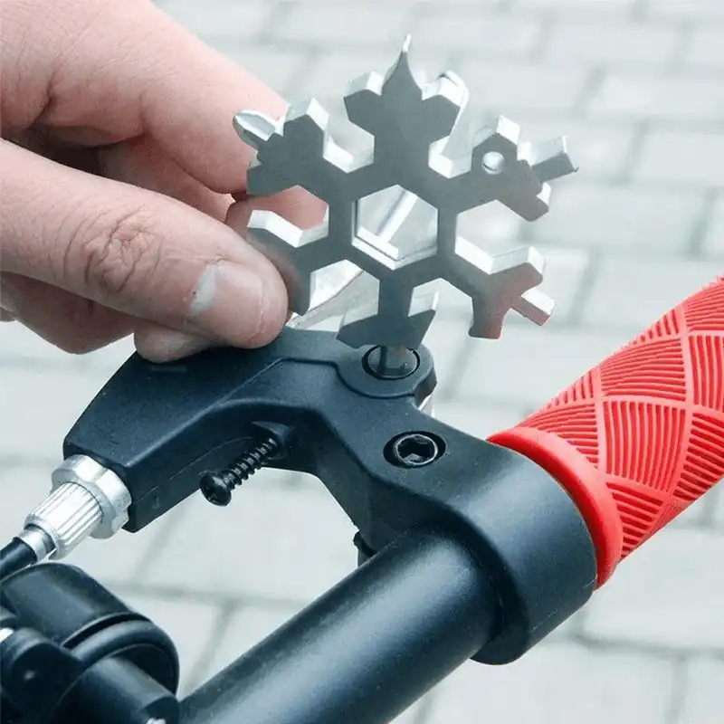 Amenitee 18-in-1 stainless steel snowflakes multi-tool - Image 7